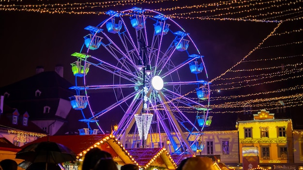 Diabelski młyn na Wielkim Placu w Sibiu nocą Rumunia