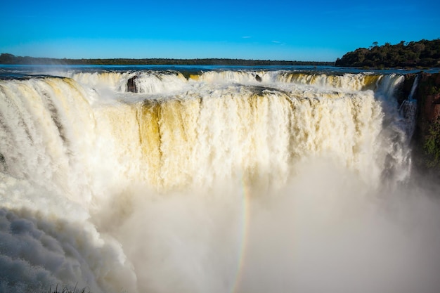 Diabelskie Gardło (Garganta del Diablo) to największy z wodospadów Iguazu. Znajduje się nad rzeką Iguazu na granicy Argentyny i Brazylii.