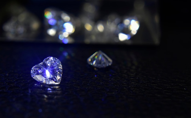 Diament biżuteria kryształ klejnot luksusowy klejnot brylantowy szklany kamień diamenty kamień szlachetny czarny moda prezent klejnoty błyszczący srebrny karatowy pierścień odbicie przezroczysty obiekt złoty skarb