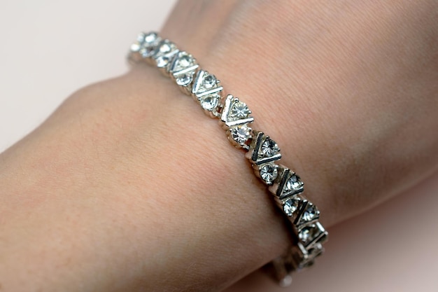 Diamentowa bransoletka z diamentami na kobiecej ręce