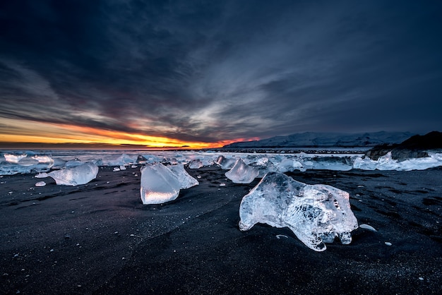 Diamentowa Czarna Piasek Plaża Przy Zmierzchem W Iceland