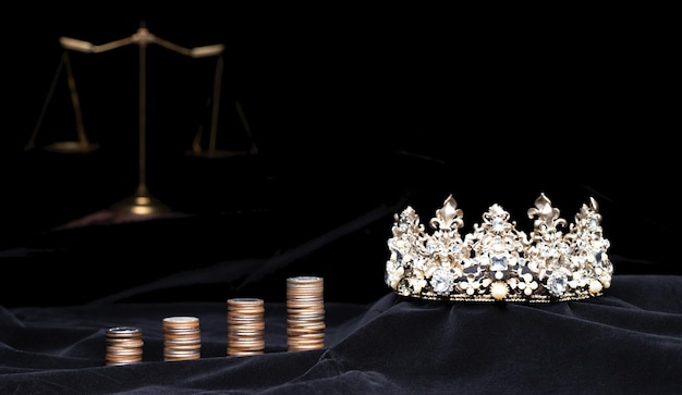 Diamentowa Korona Miss Beauty Queen Pageant Contest I Scale Justice Balance Młotek Ze Stosem Moneta Inwestycja W Pieniądze Koncepcja Uczciwości I Niesprawiedliwości W Konkursie Pageant Przestrzeń Kopii Biznesowej