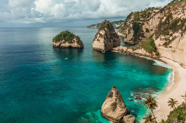 Diamentowa plaża na wyspie Nusa Penida