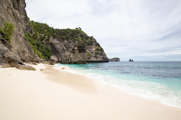 Diamentowa plaża w Nusa Penida, Bali, Indonezja