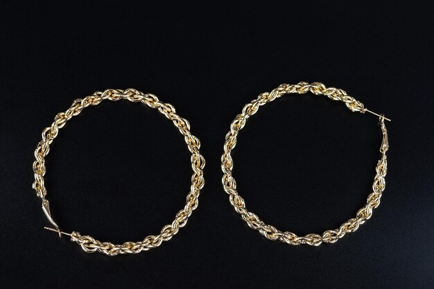 Diamentowe kolczyki biżuteria luksusowe srebrne i złote kolczyki z diamentowymi szafirami na czarnym tle