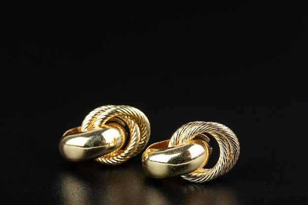 Diamentowe kolczyki biżuteria luksusowe srebrne i złote kolczyki z diamentowymi szafirami na czarnym tle