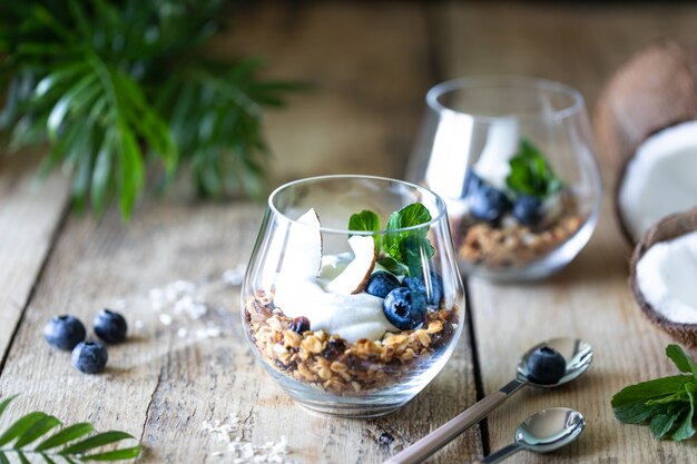 Dieta deserowa z jogurtem, muesli i świeżymi jagodami, zakończenie, horyzontalny. Zdrowe śniadanie składników. kopia przestrzeń