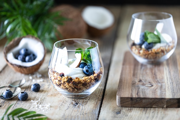 Dieta deserowa z jogurtem, muesli i świeżymi jagodami, zakończenie, horyzontalny. Zdrowe śniadanie składników.