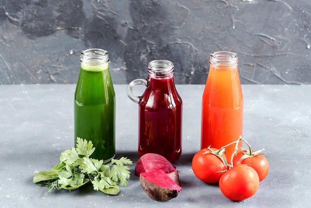 Dieta detoks Zdrowe odżywianie Różne kolorowe świeże soki Sok z warzyw