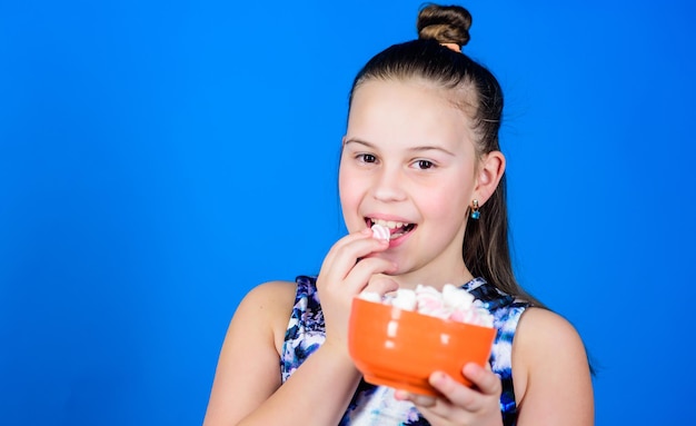 Dieta I Kalorie Koncepcja Słodkich Zębów Marshmallow Candy Shop Mała Dziewczynka Je Marshmallow Zdrowa żywność I Opieka Dentystyczna Szczęśliwe Małe Dziecko Kocha Słodycze I Smakołyki Kopia Przestrzeń Zdrowe Zęby