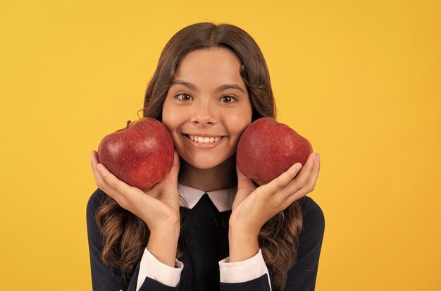 Dieta i uroda dziecięca opieka stomatologiczna przerwa na lunch detoks wesoła nastolatka z owocami jabłka