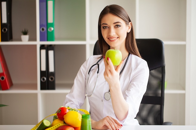 Dieta i zdrowa koncepcja. Uśmiechnięty dietetyk