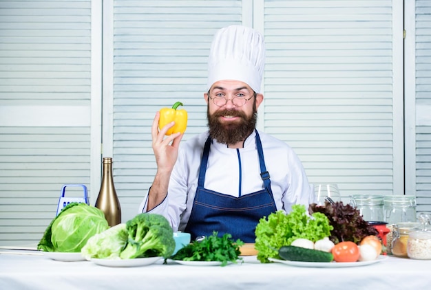 Dieta I żywność Organiczna Witamina Zdrowa żywność Gotowanie Brodaty Mężczyzna Kucharz W Kuchni Kulinarny Wegetariański Dojrzały Kucharz Z Brodą Szef Kuchni W Kapeluszu Sekretny Przepis Na Smak Trochę Jedzenia