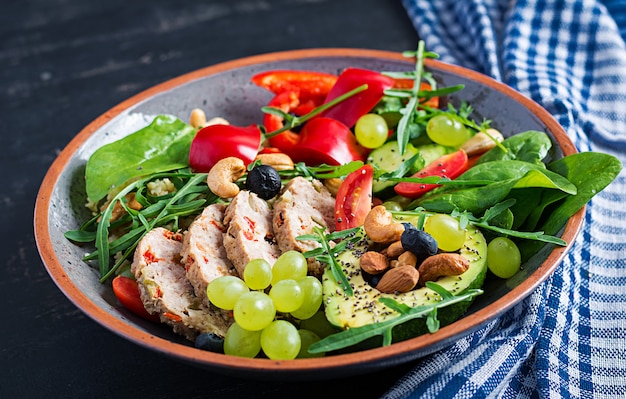 Dieta ketogeniczna. Miska Buddy z klopsikiem, awokado, słodką papryką, pomidorem, ogórkiem, jagodami i orzechami. Detox i koncepcja zdrowej miski pożywienie.