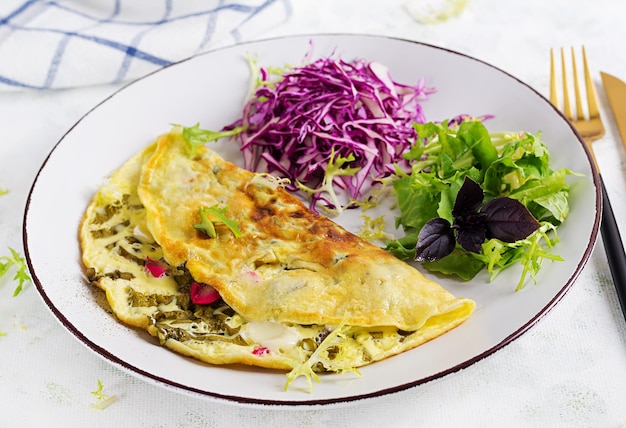 Dieta ketogeniczna na śniadanie Omlet ze szczawiem i świeżą sałatką