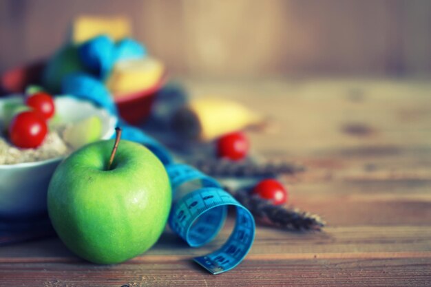 Dieta owocowa jabłko centymetrowe drewniane tło