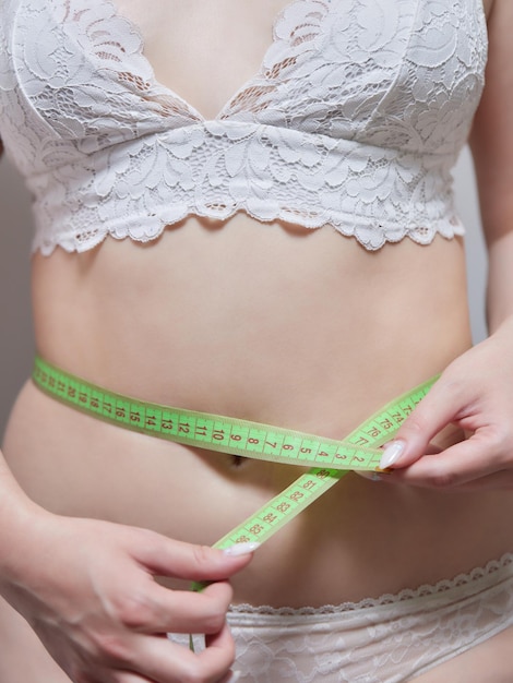 Dieta wysportowana kobieta pokazująca, ile straciła na wadze