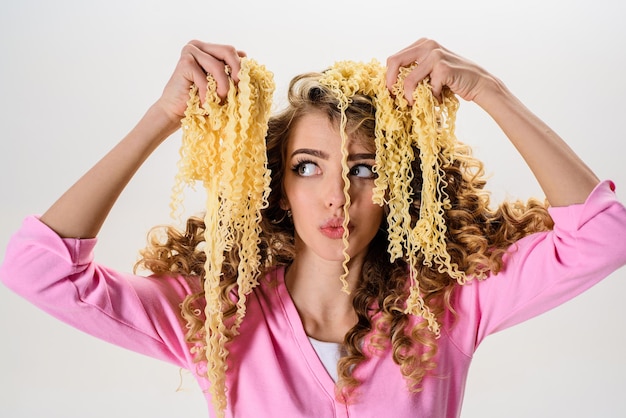 Dieta zdrowa żywność organiczna głód apetyt przepis zaskoczyła dziewczyna ze spaghetti seksowna kobieta jedz
