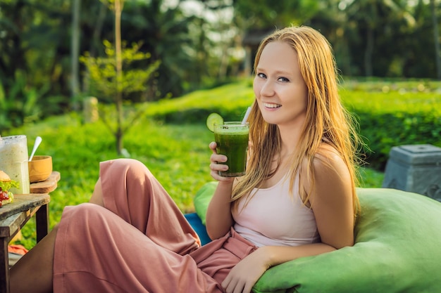 Dieta Zdrowe Jedzenie Kobieta Pije Świeży Surowy Zielony Detox Sok Warzywny Zdrowy Styl Życia Wegetariańskie Jedzenie I Posiłek Napój Smoothie Koncepcja Żywienia