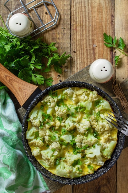 Dietetyczne śniadanie lub zdrowy obiad Omlet jajeczny z kalafiorem na patelni rycynowej Skopiuj miejsce