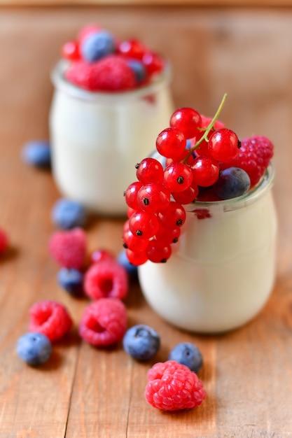 dietetyczny jogurt śniadaniowy z malinami i jeżynami