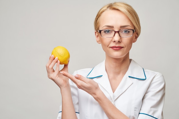 Dietetyk lekarz koncepcja zdrowego stylu życia - trzymając ekologiczne owoce cytryny.