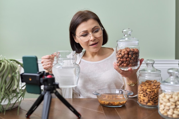 Dietetyk opowiada o korzyściach płynących z moczenia orzechów w wodzie, nagrywając wideo blog vlog