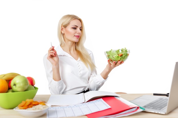 Zdjęcie dietetyk opracowujący dietę z owoców i warzyw