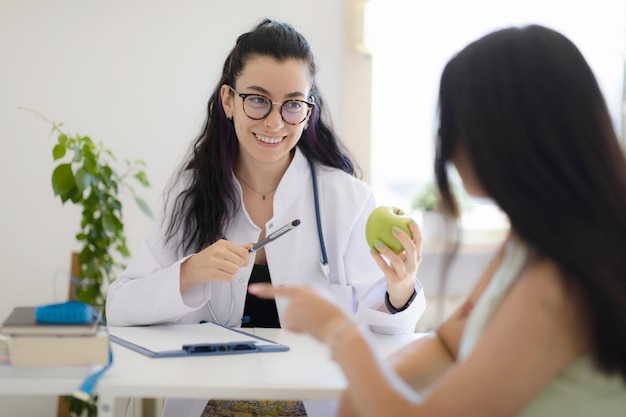 Zdjęcie dietetyk udzielający pacjentowi konsultacji dotyczących planu żywieniowego i zdrowego odżywiania