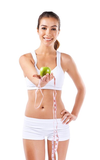 Diety takie jak ubrania powinny być dopasowane do Ciebie Portret zdrowej młodej kobiety trzymającej jabłko i miarkę