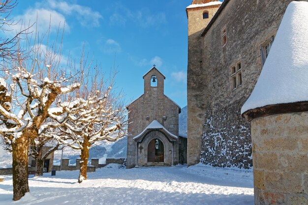 Dinky Kapliczka W Pobliżu Zamku Gruyères W Szwajcarii W Słoneczny Zimowy Dzień.