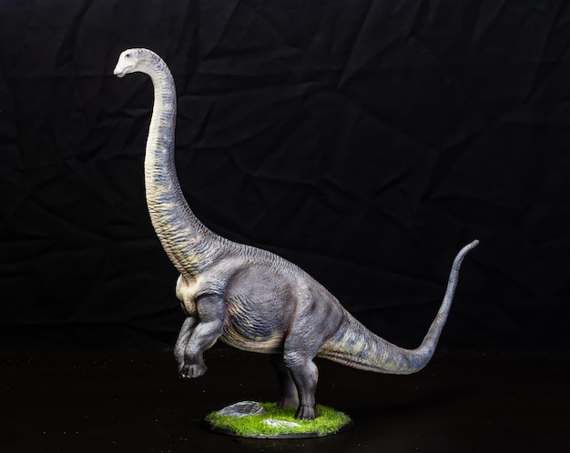 Zdjęcie dinozaur brontosaurus w ciemności