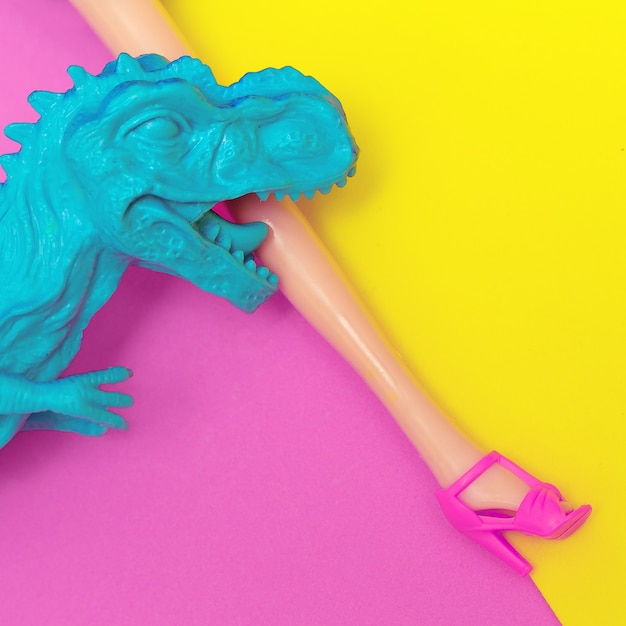 Dinozaur jedzący nogę lalki minimalna płasko leżąca zabawna sztuka