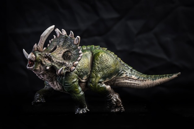 Dinozaur Sinoceratops w ciemności
