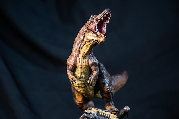 Dinozaur Trex Tyrannosaurus w ciemności