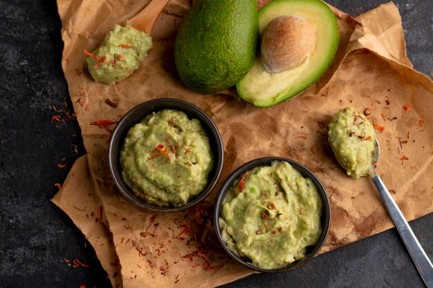 Dip guacamole z awokado z boku