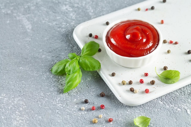 Dip z miski ketchupu lub sosu z czerwonego pomidora na stole kuchennym