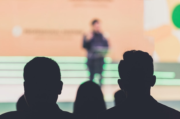 Disfocus Głośnika Na Scenie I Dawanie Rozmowy Na Spotkaniu Biznesowym. Publiczność W Sali Konferencyjnej. Biznes I Przedsiębiorczość.