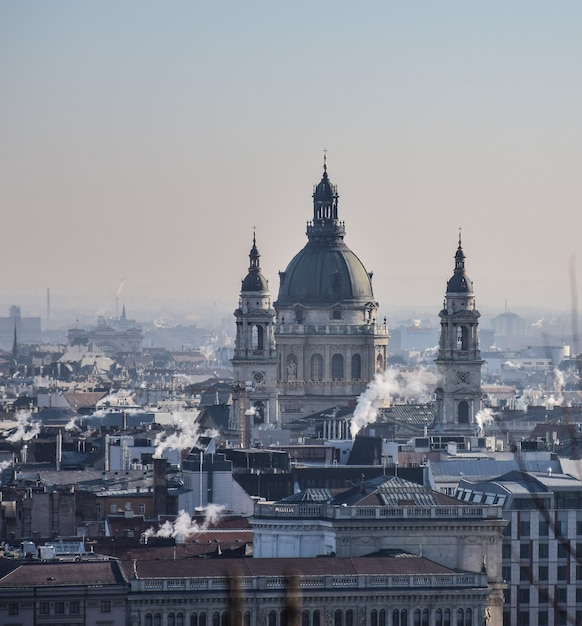 Disparo awaye del edificio del parlamento húngaro en budapest, hungría