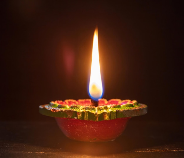 Diwali Deepavali Hinduski festiwal świateł Lampa Diya zapalona na czarno z bliska