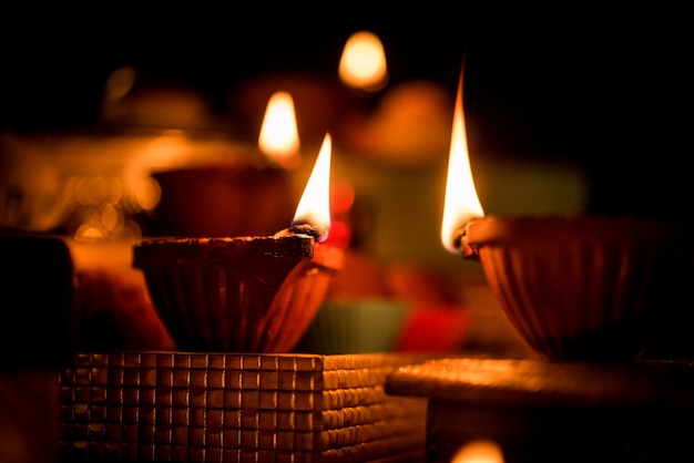 Diwali diya czyli nocne oświetlenie z prezentami, kwiaty nad nastrojową sceną