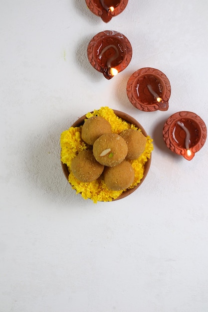 Diwali diya z laddu i kwiatami, obchody indyjskiego festiwalu diwali fest,