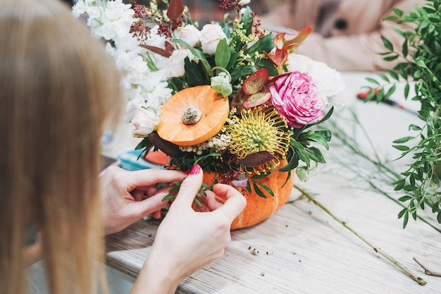 DIY jesienny bukiet kwiatów w kwiaciarni dyniowej w pracowni florystycznej pracy