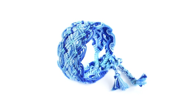 DIY niebieska tkana bransoletka przyjaźni z niezwykłym splotem na białym tle