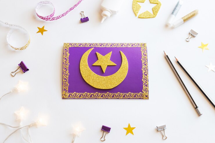 Zdjęcie diy ramadan karta kareem ze złotym półksiężycem i gwiazdą.