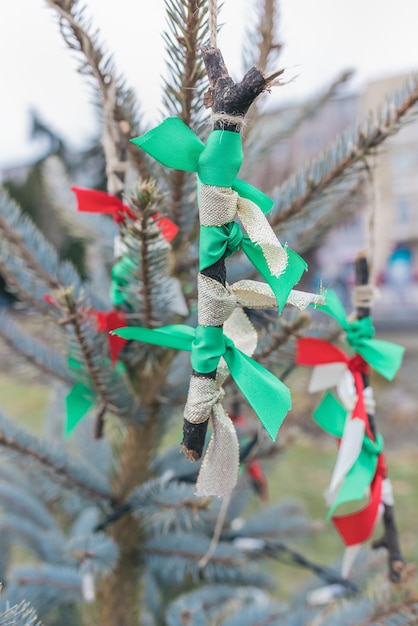 DIY ręcznie robione kij i wstążka na choince