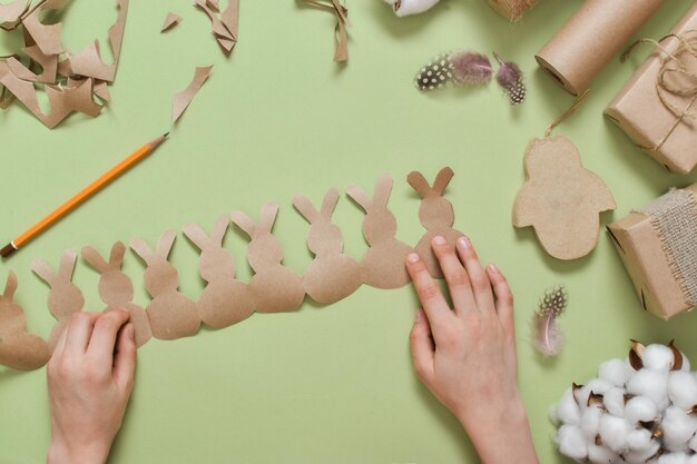 DIY wielkanocna girlanda z papieru kraft z królikami