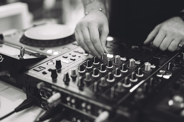 DJ gra muzykę na kontrolerze na imprezie