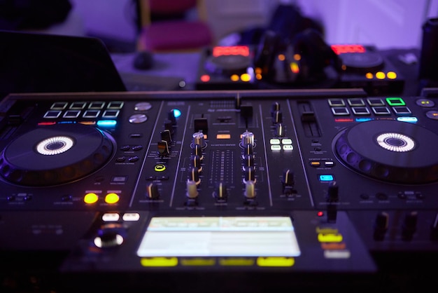 DJ konsola cd mp4 deejay mikser biurkowy Ibiza house techno muzyka taneczna przyjęcie weselne w klubie nocnym z kolorowym efektem świetlnym światła dyskotekowe