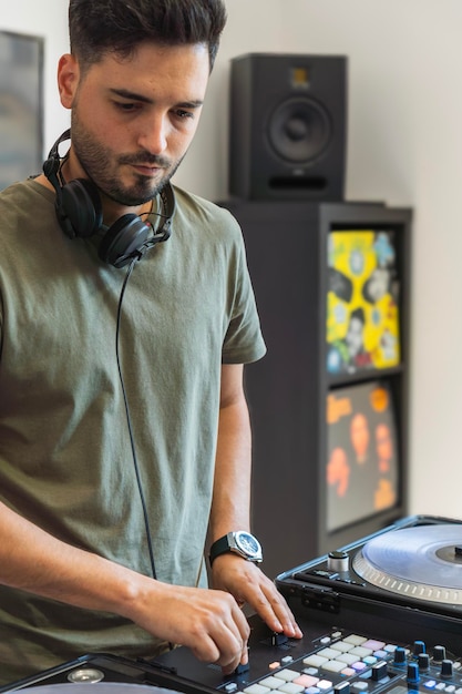 DJ miesza dźwięki w swoim domowym studiu.